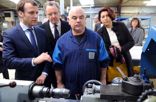 4850506_6_f7fa_emmanuel-macron-ministre-de-l-economie-de_9206f8f57bf8af0a83188fc1f1d6e5b6